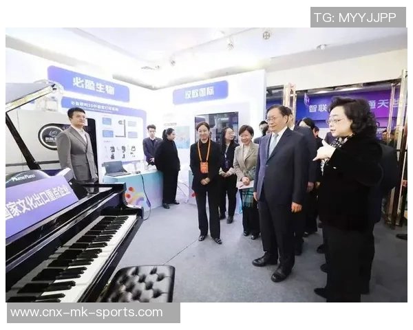 湖北省委书记王忠林调研武汉车谷江大女足俱乐部庆祝夺冠成就